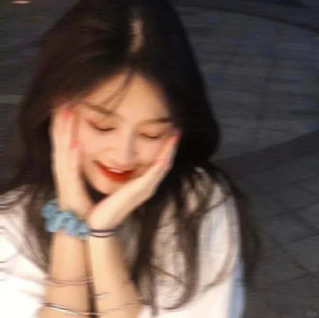 “收藏至今最最最喜欢的朋友圈文案”  1、“普通也很幸福” 2、“请坚定地选择自