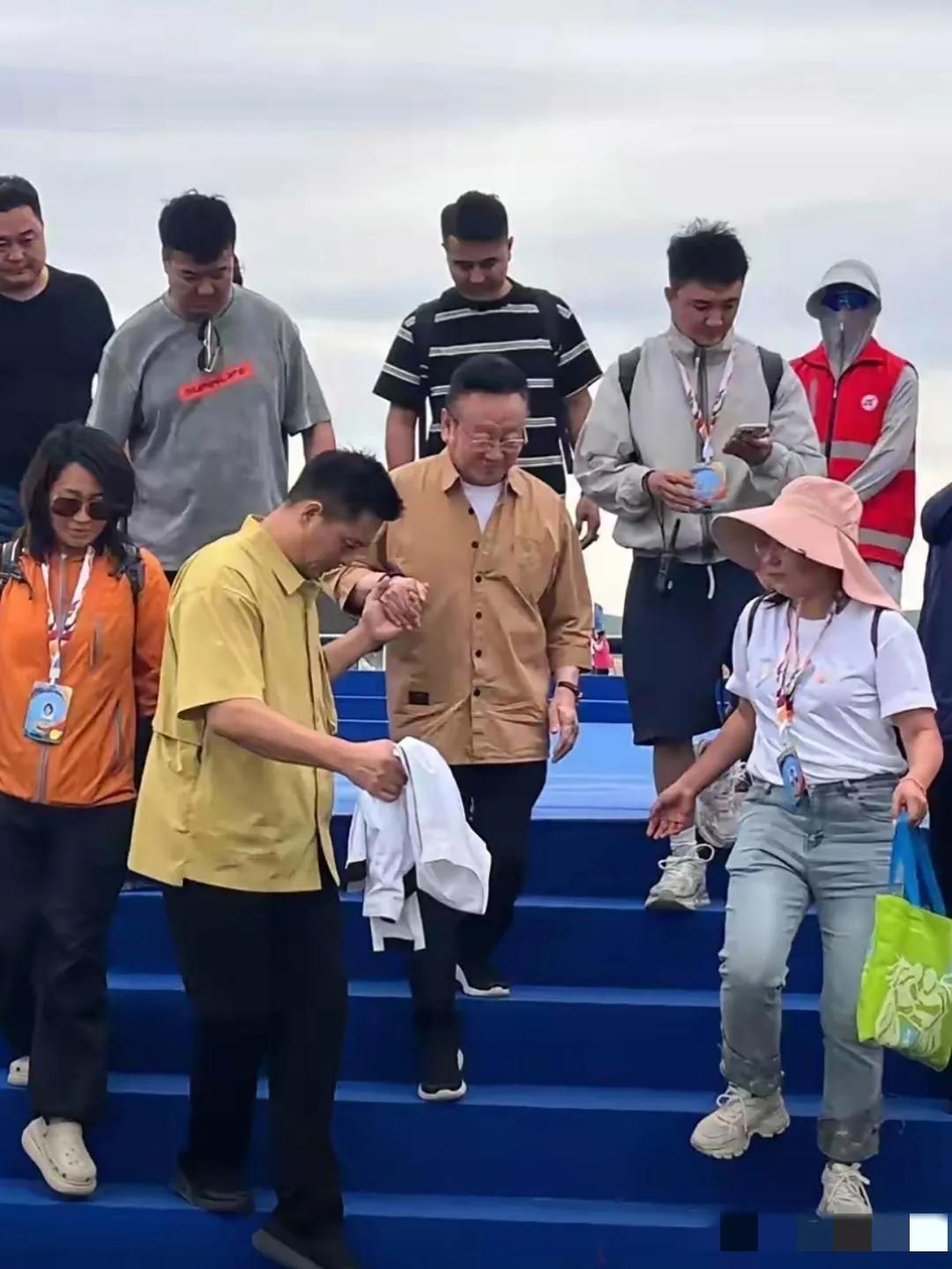78岁的蒋大为老师现身内蒙，发型给力，衣着得体，满面红光，文质彬彬，气宇不凡！看