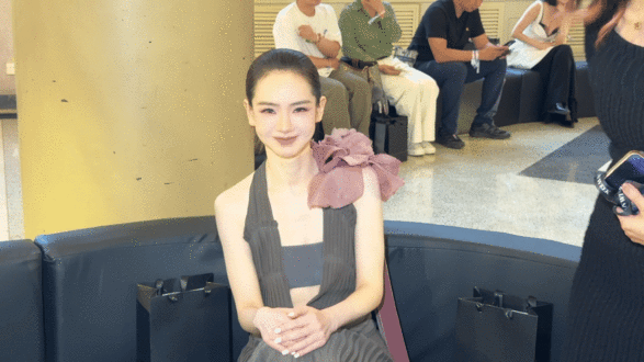 戚薇 美背 戚薇新妆造里的黑色透丝露背长裙，把美背凸显出来了，清冷感也让造型更有
