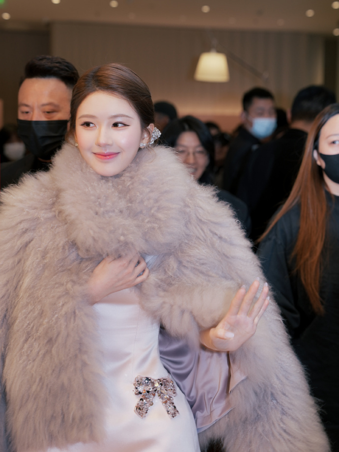 赵露思千金贵气感赵露思缎面粉裙毛绒外套贵族风 赵露思千金贵气感，赵露思缎面粉裙毛