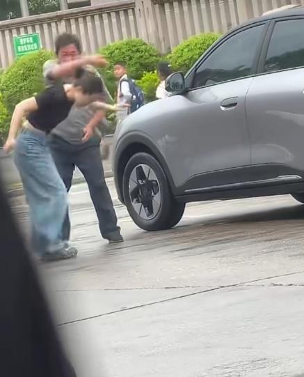 网上流传的女子踹保安，被保安一掌反击的事件反转了。
女子动脚之前的视频流出，视频