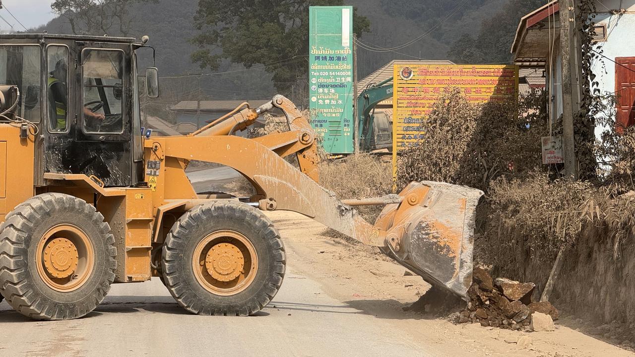 老挝跟我国边境的位置终于开始修路…
9年前我来这边，老挝的路就烂到出名了
是著名