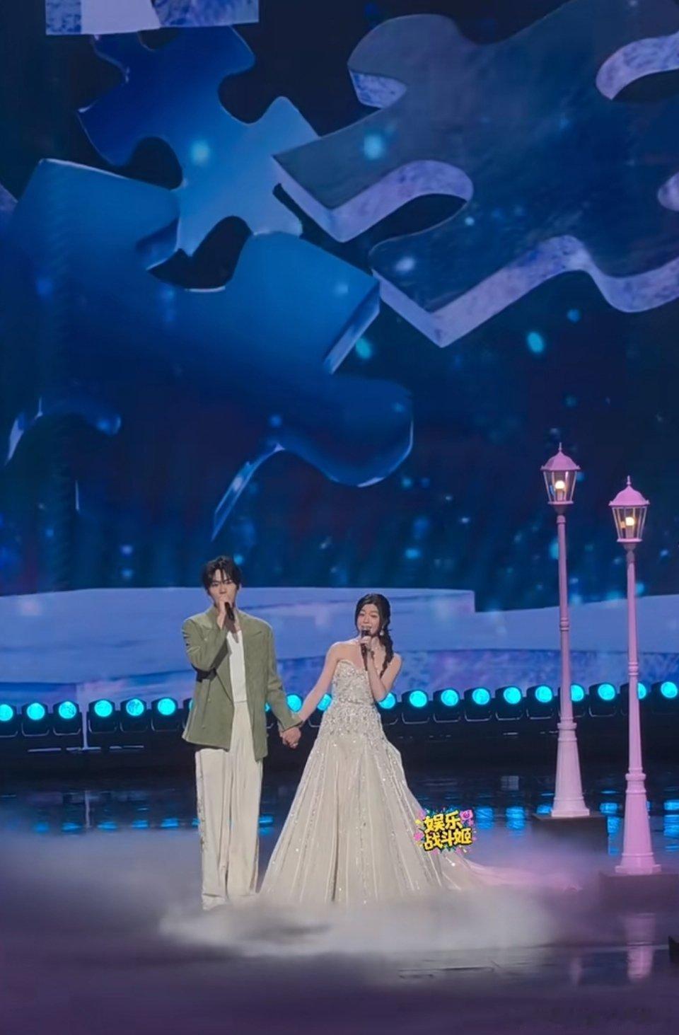 他俩一看就是很熟了，周柯宇真的没有把陈妍希当成前辈，就是朋友之间相处的感觉，所以