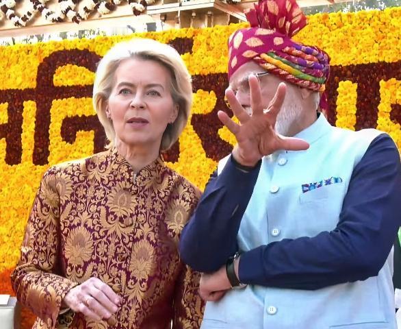 太尴尬了！欧盟主席冯德莱恩被邀请参加印度阅兵式后反而遭到了美国多家媒体的嘲讽，认