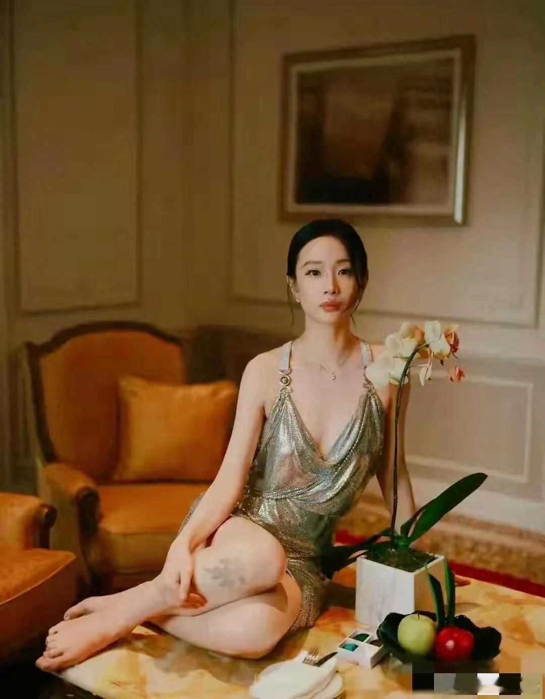 李梦穿吊带裙性感优雅很迷人 状态真的绝了 ​​​