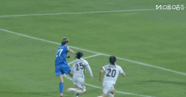 武汉车谷江大女足vs水原女足比赛第17分钟，邓梦晔破门被吹越位在先，进球无效！武