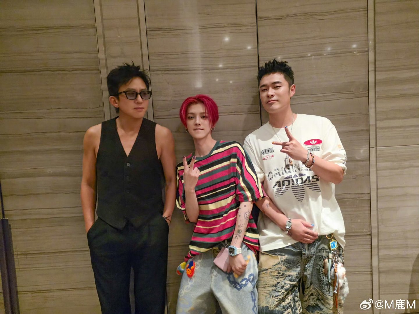 邓超陈赫鹿晗演唱会合照邓超陈赫鹿晗整整齐齐一家人哇哦 ​​​