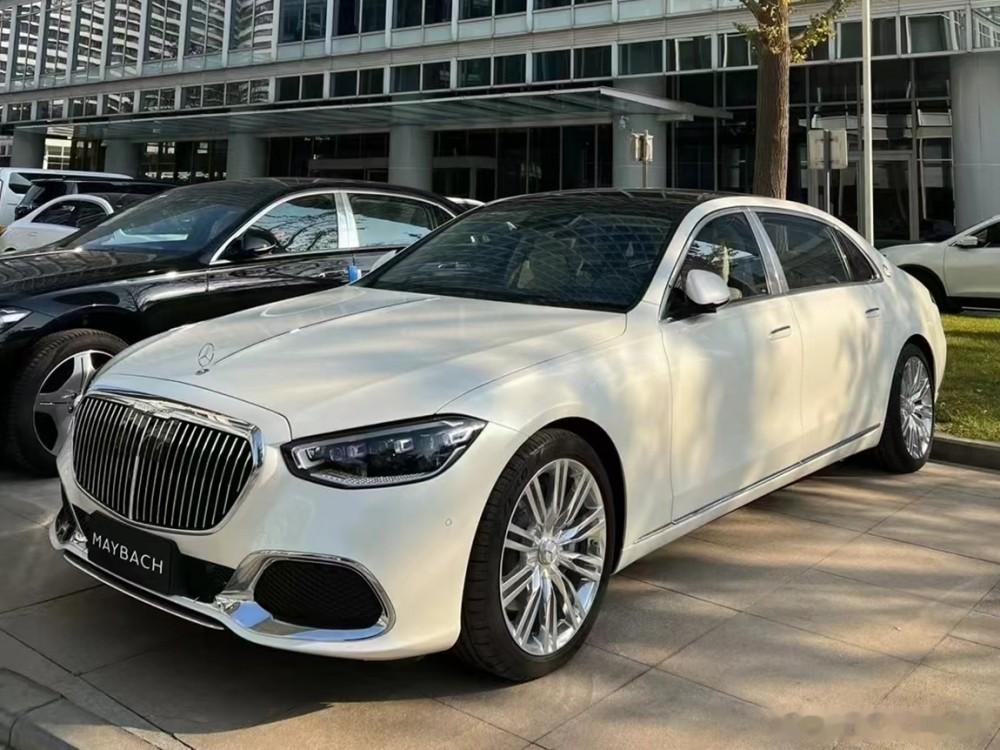 迈巴赫 S580 贝母白/米内，现车车辆选配：贝母白油漆，柏林高端4D环绕立体声