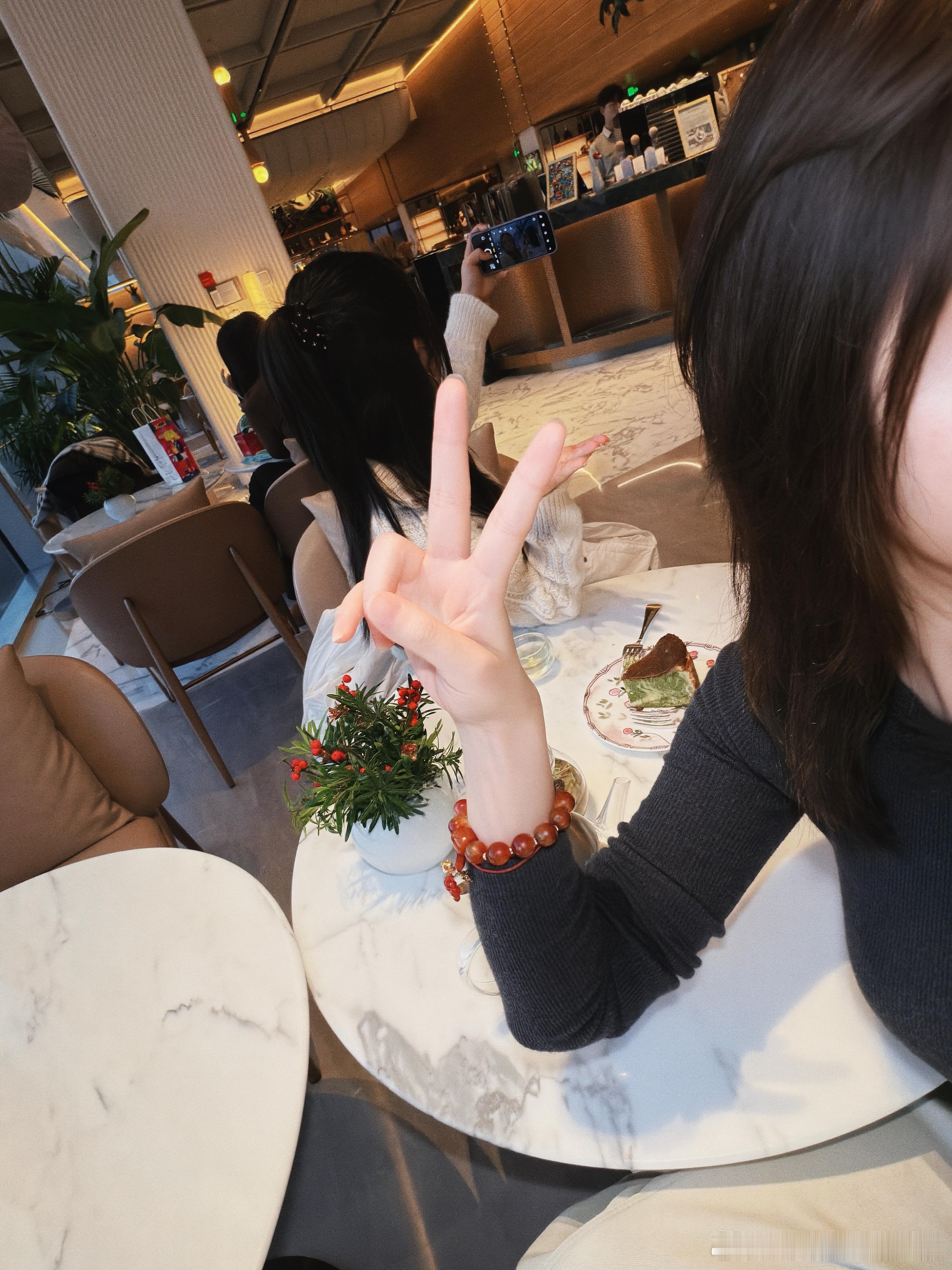 被某位美女抓来喝下午茶你们那里日落了么？我请你看北京环球影城的落日余晖～ 