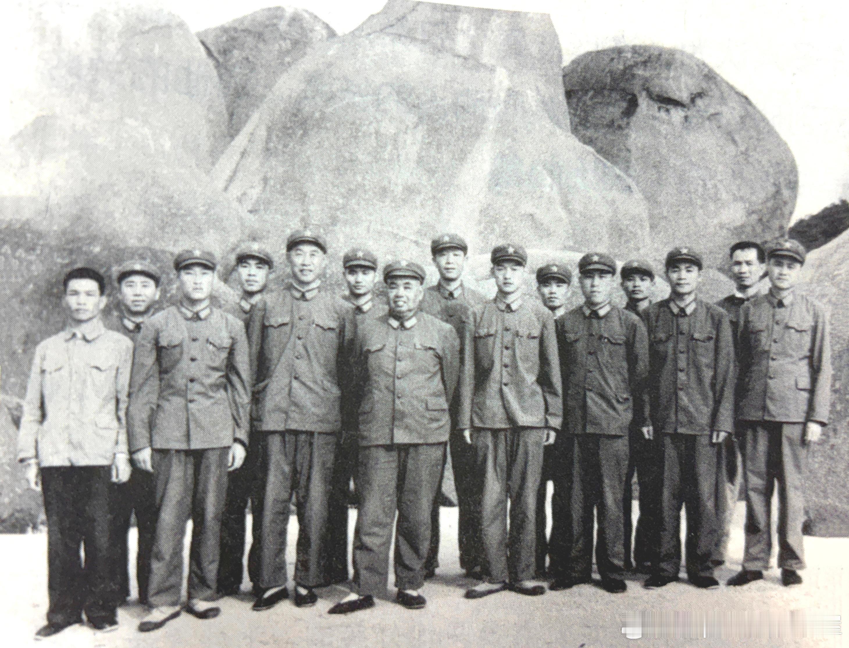 1974年许世友在天涯海角与工作人员合影，前排右三秘书孙洪宪军事历史全触达
