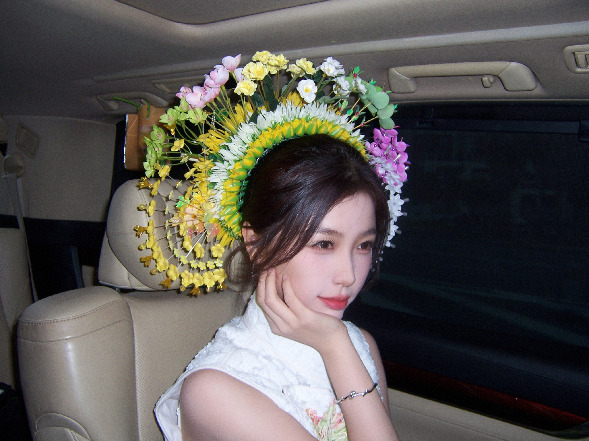 虞书欣泉州簪花 头戴簪花，一路繁花的欣欣子真好看。虞书欣