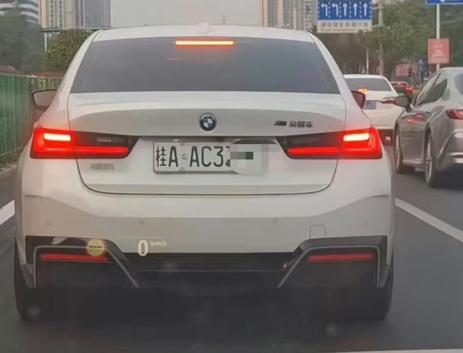 多地新能源车牌绿色变白色都说绿色难看，是不是因为大家黑白的车太多，所以配白底黑字