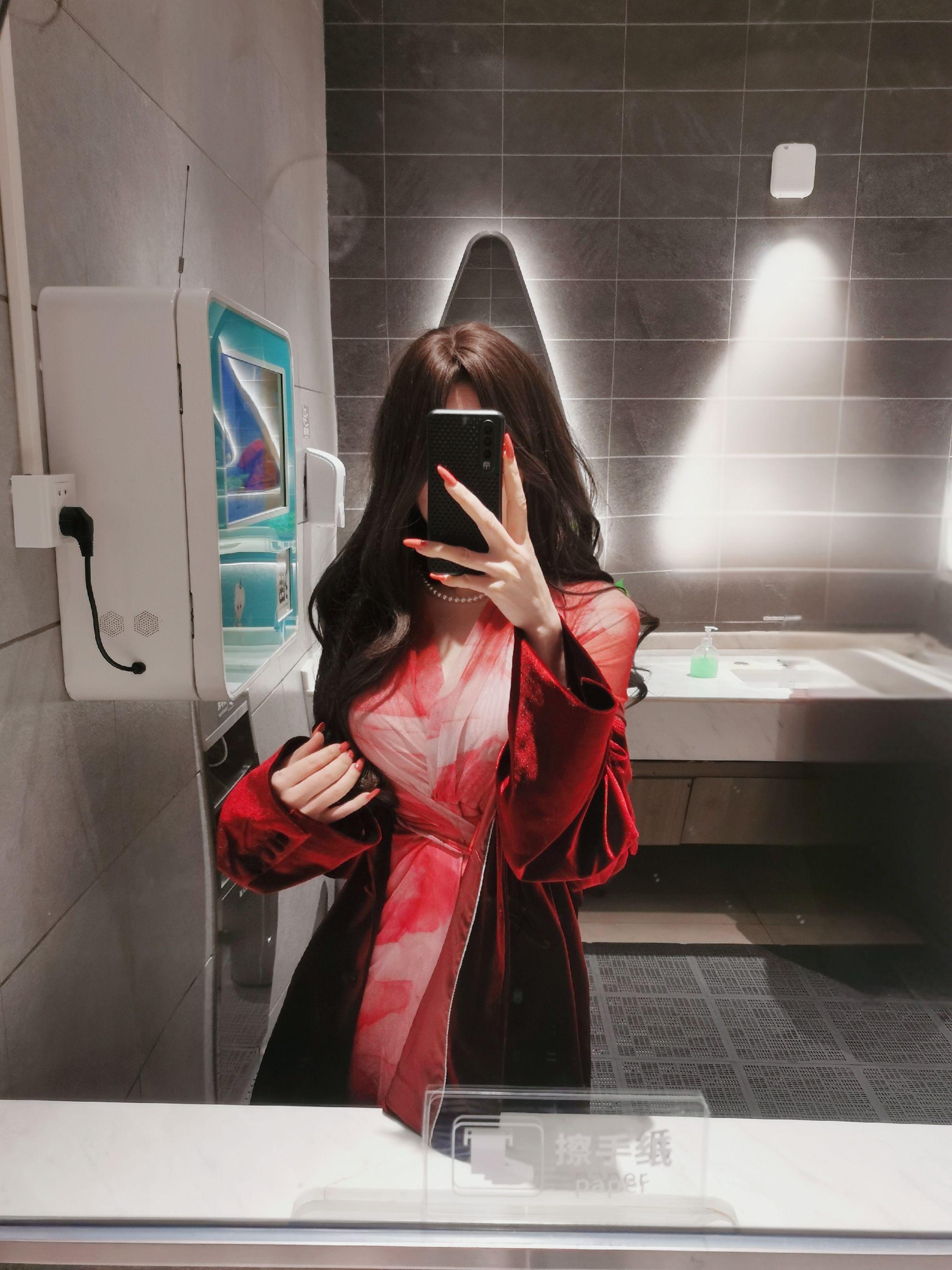 意志淡淡的 人笨笨的。服务员💁‍♀️在吗 我要点☝个马拉盏炒通菜➕☝冬阴功汤