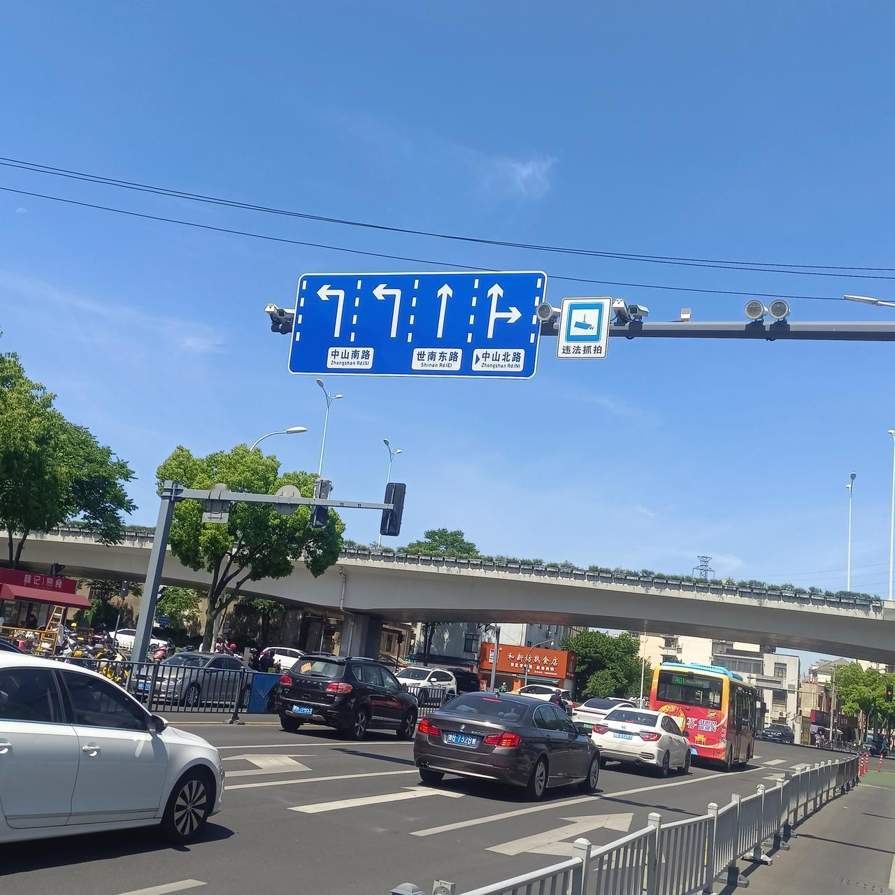 从纯物理角度看，向外确立目标，然后盯着目标前进，距离目标也就越来越近。
可是，我