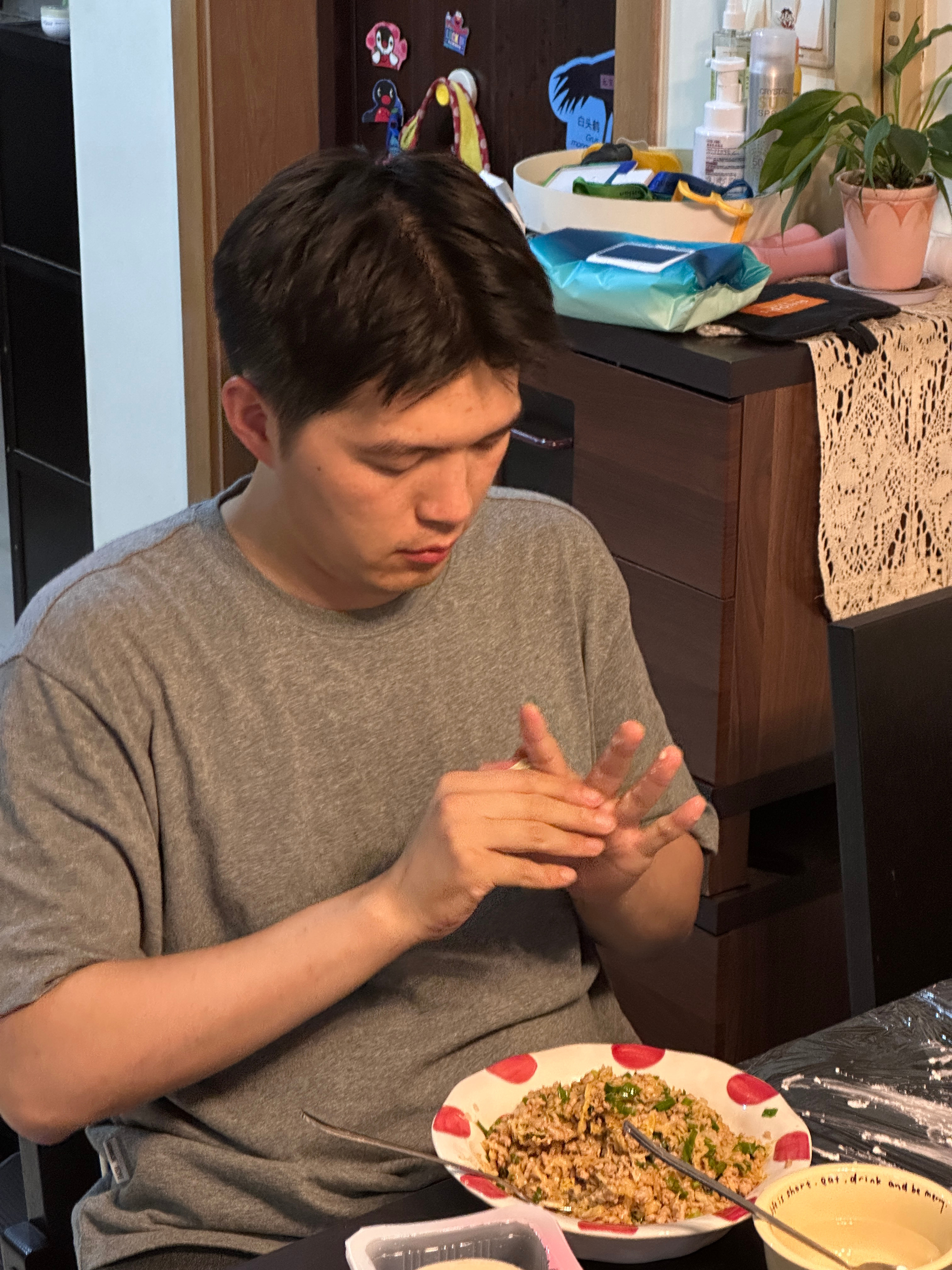 关于舒岛和肥肥 傍晚接到了肥肥的电话问我晚上要不要吃饺子因为上周末刚回家 妈妈也