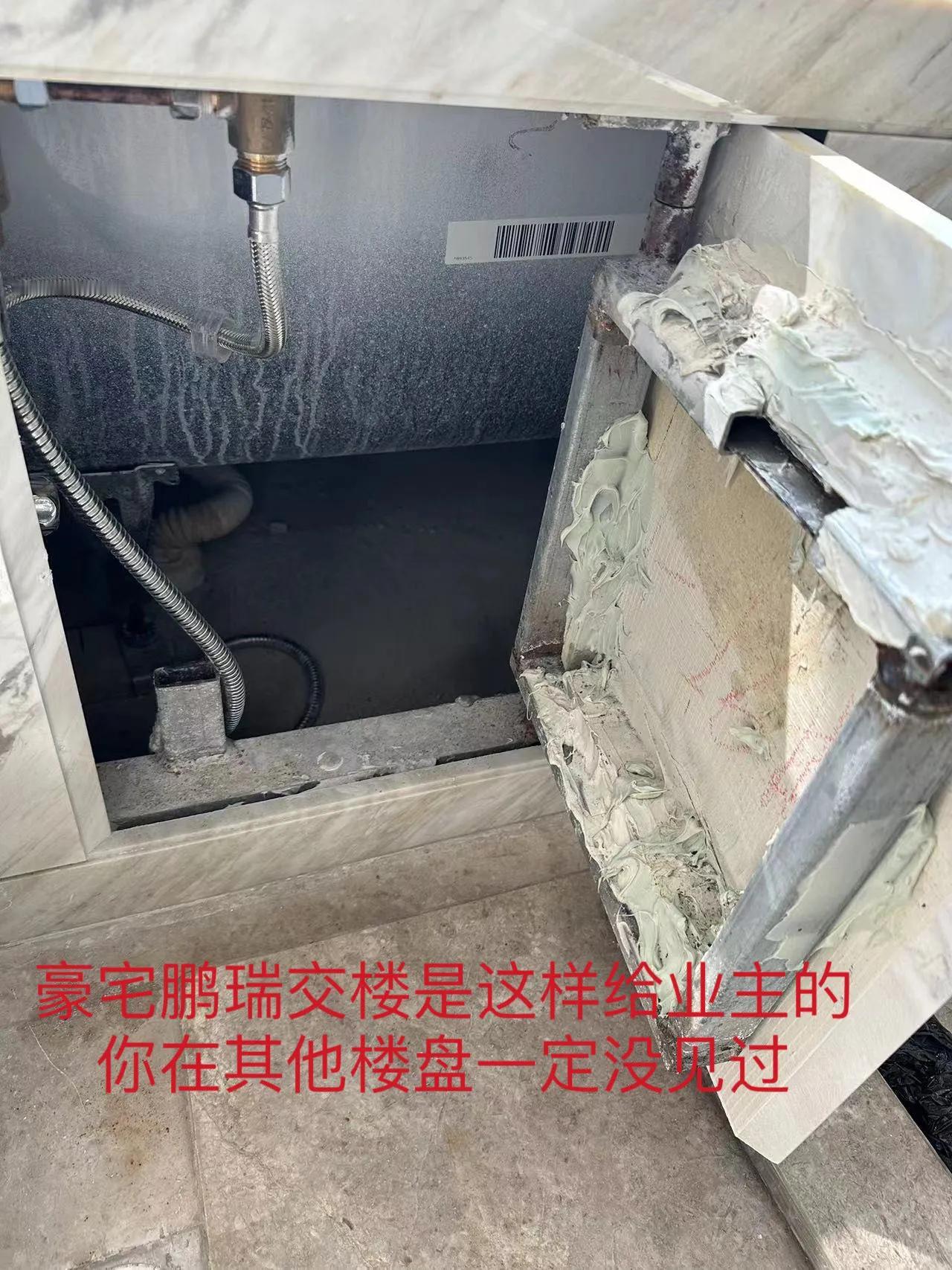 东莞一千万级豪宅刚交楼被业主投诉了。业主反应问题是以次代好，偷工减料，漏水、爆水