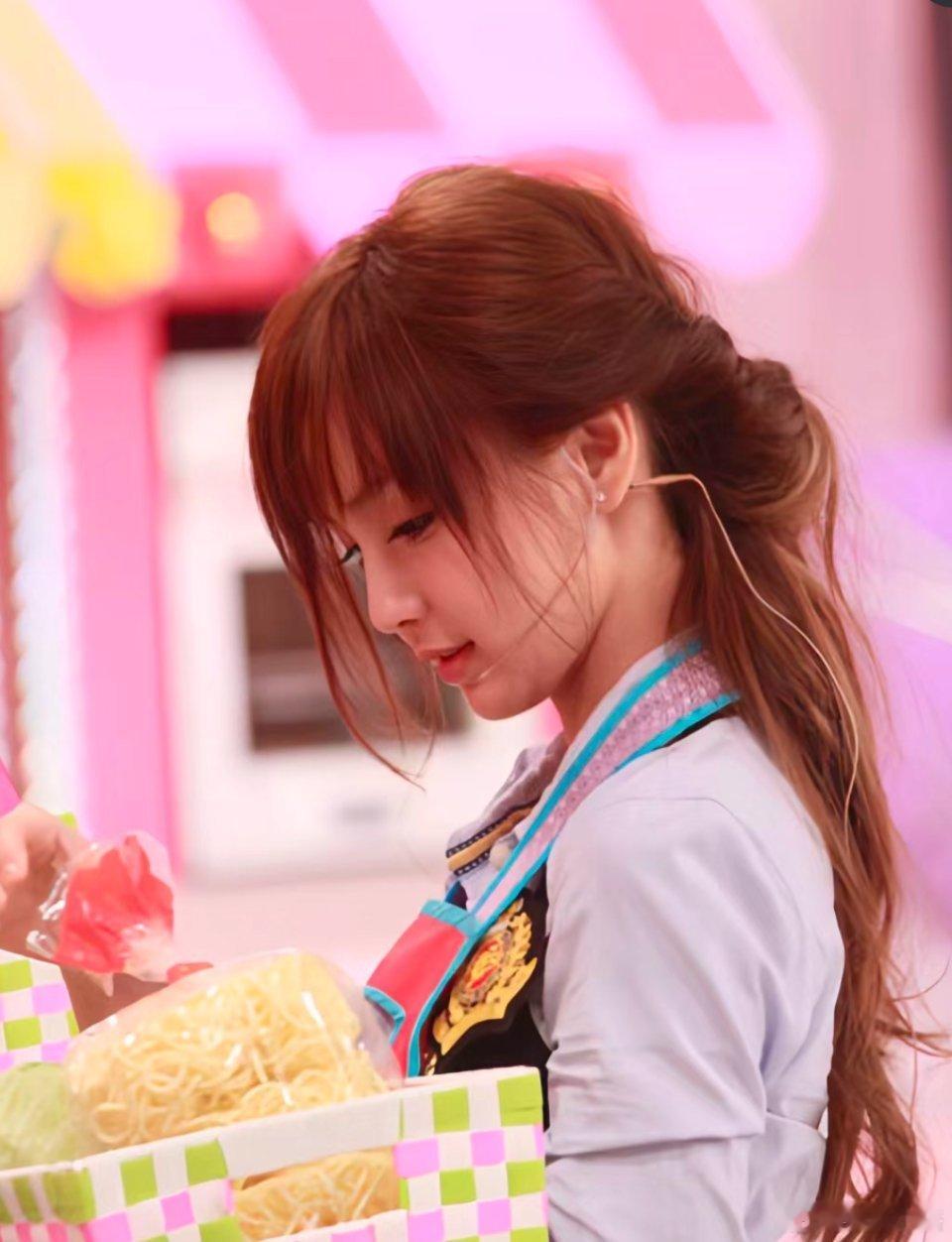Angelababy早期美女厨房九宫格可爱的肉肉脸[哇] ​​​