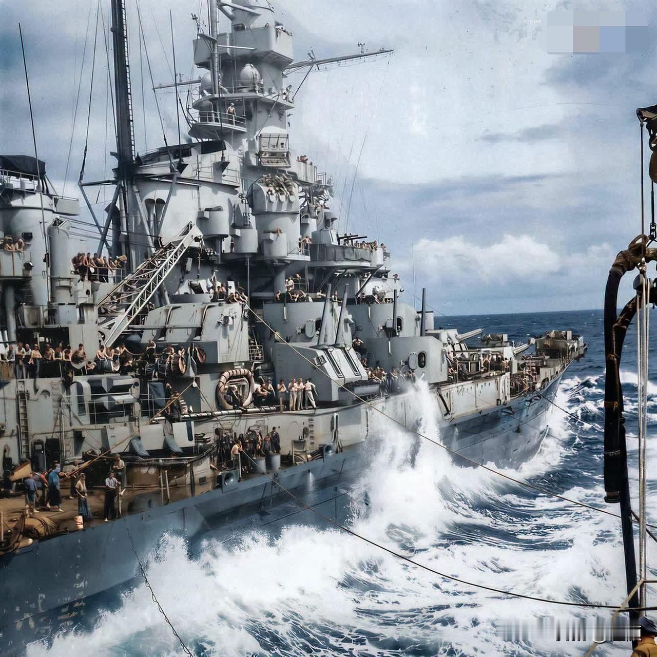 1944年10月18日菲律宾海域，35000多吨的马萨诸塞号战列舰，正在接受卡斯