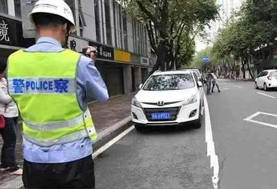 许昌女子50元雇人撬交警锁省150元，最终“拼单”进警局！
 
河南许昌街头，一