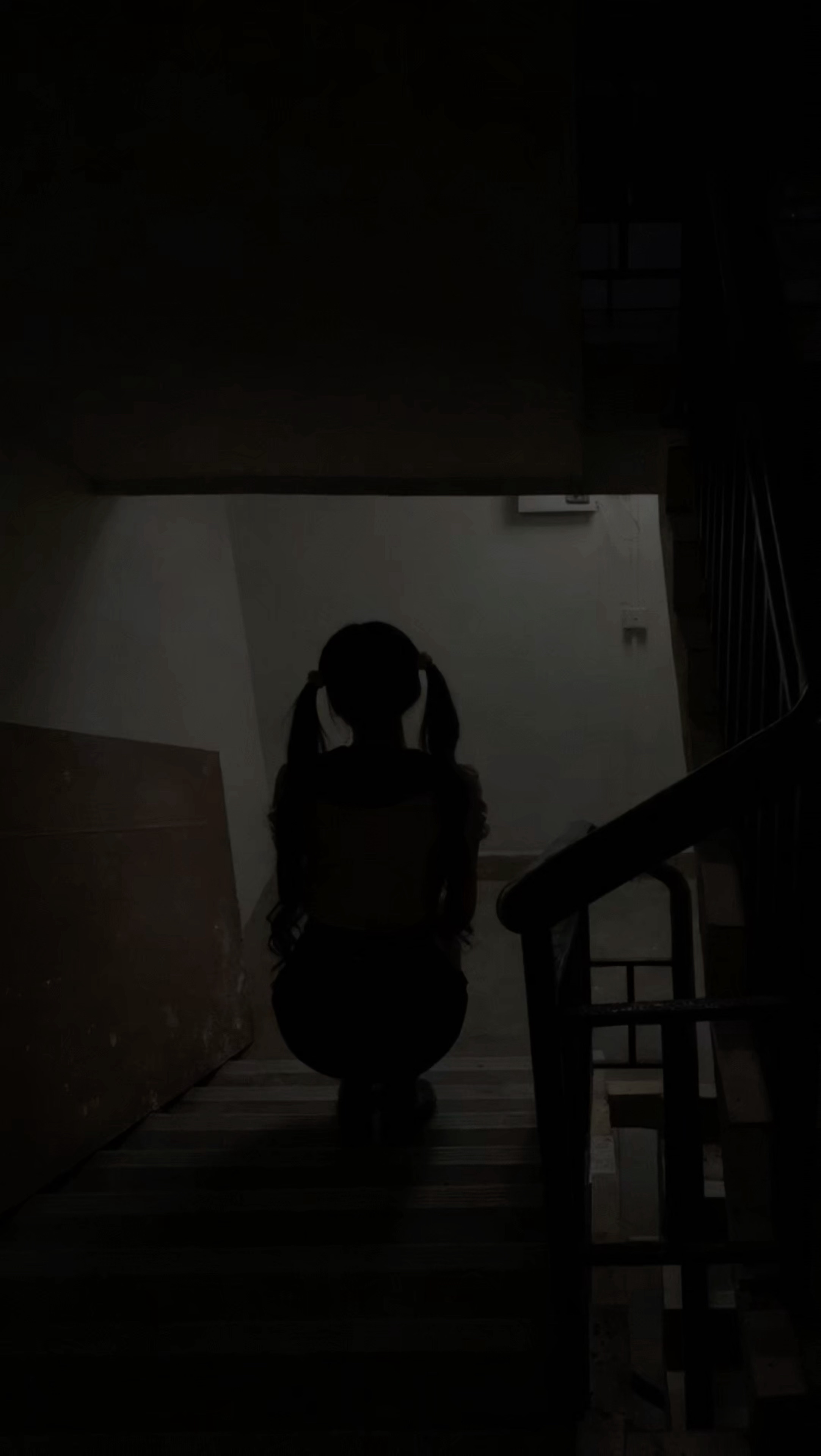 楼梯口交个朋友吧