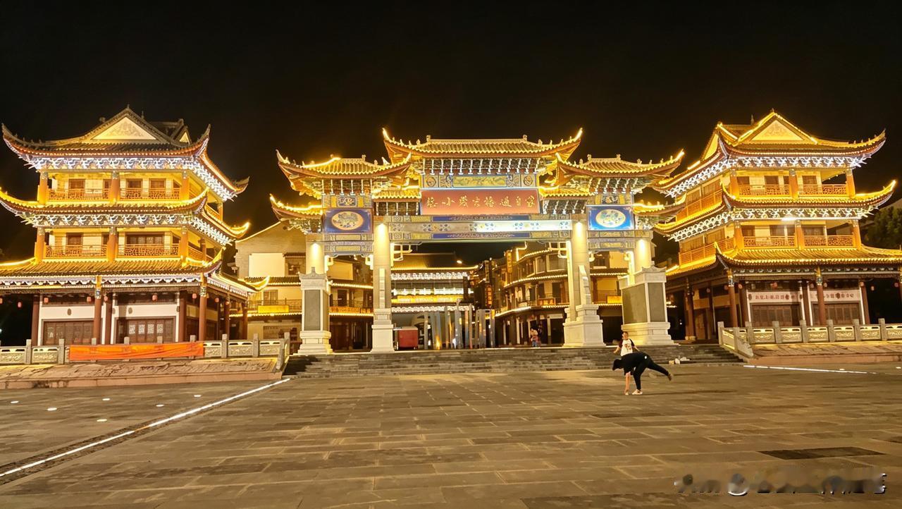 这次在文山坐车，难得让这段时间被交通问题搞郁闷的我舒心了很多。
那天从砚山到文山