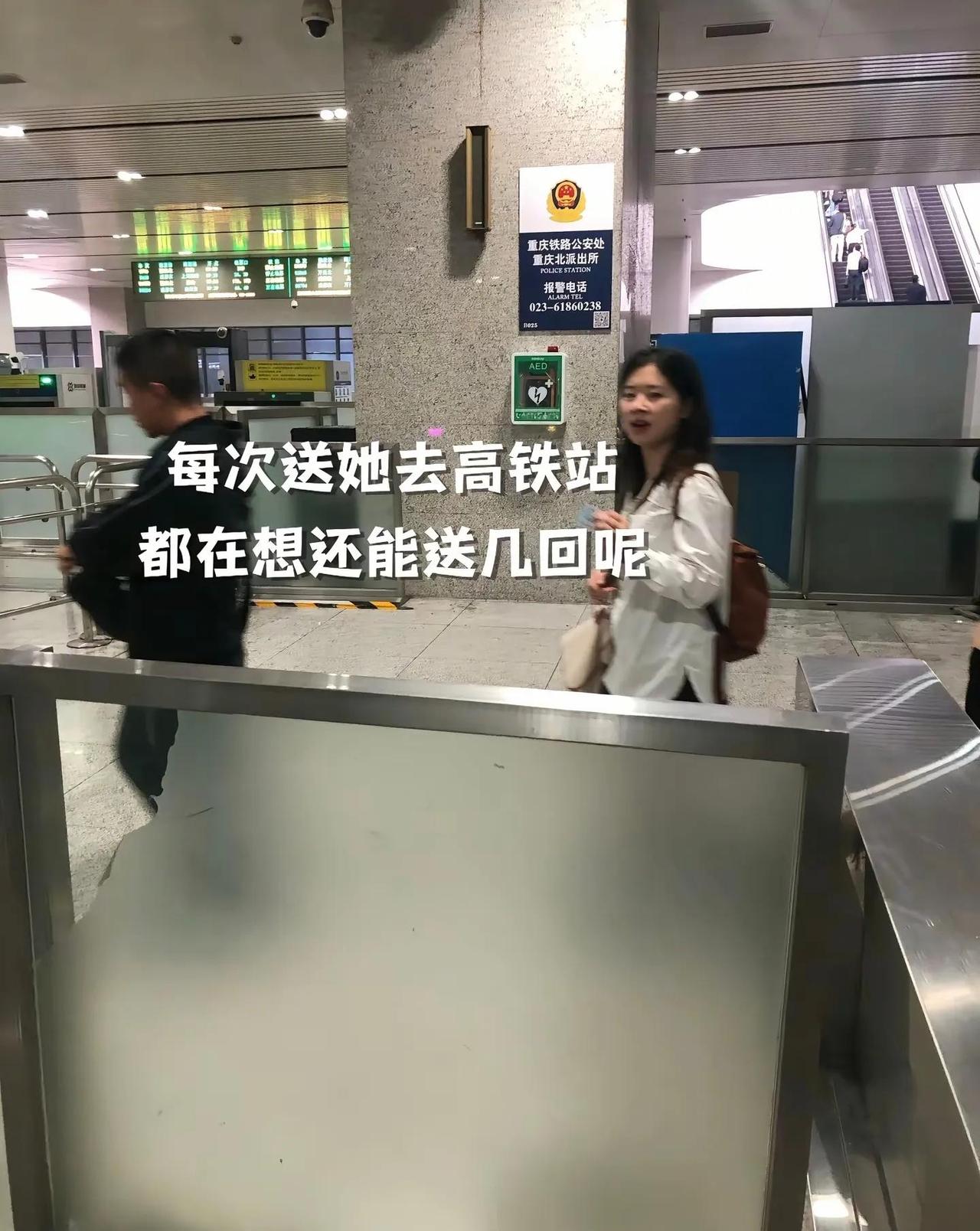 “这才是真正的爱情！”2025年，云南昆明，一名大专毕业的男子为陪伴研究生女友，