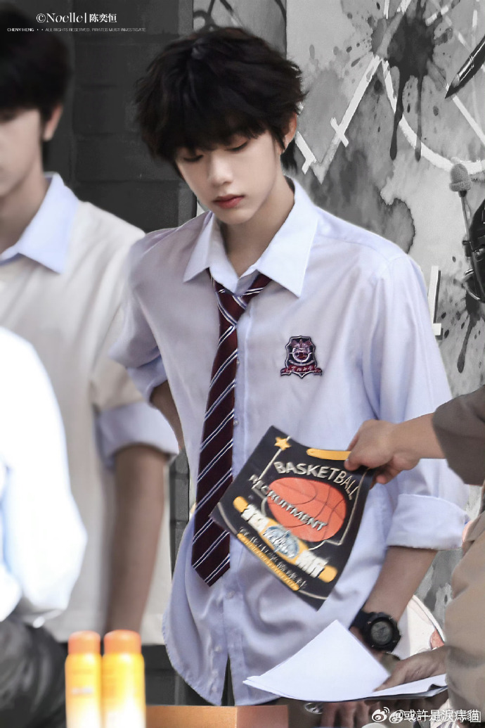陈奕恒要让你们看到最好看的我真的被陈奕恒的颜值狠狠拿捏，长相精致又有少年气，穿搭