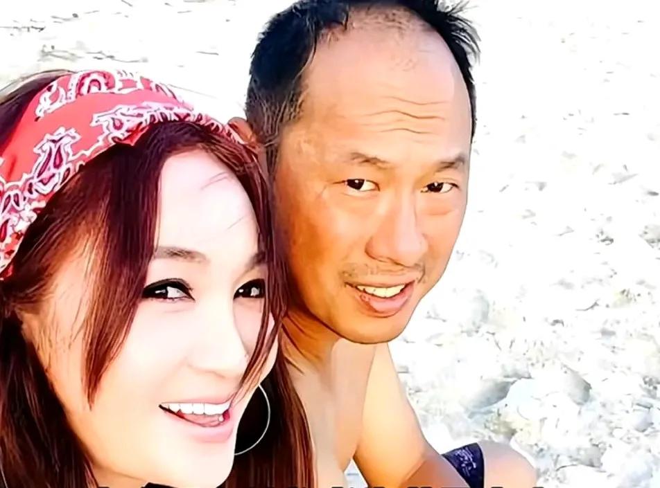 温碧霞拍照就修自己，也不给她老公修一下。把自己弄的像个仙女，她老公看着像个难民。