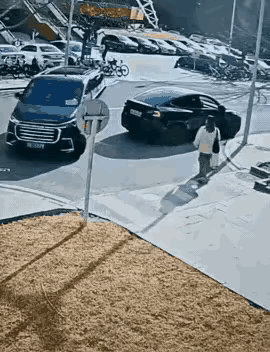 奥迪轿车视线太低，开的也快了点。但这伸出地面的电动桩确实是反人类设计