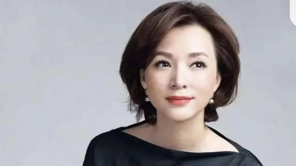 春晚的闪耀舞台上，董卿以其温婉知性、才华横溢的形象，被誉为“春晚一姐”，赢得了无