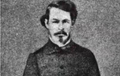 1862年的上海松江，宅院里挂满红灯笼，二十岁的杨常梅嫁给了美国人华尔。
 
门