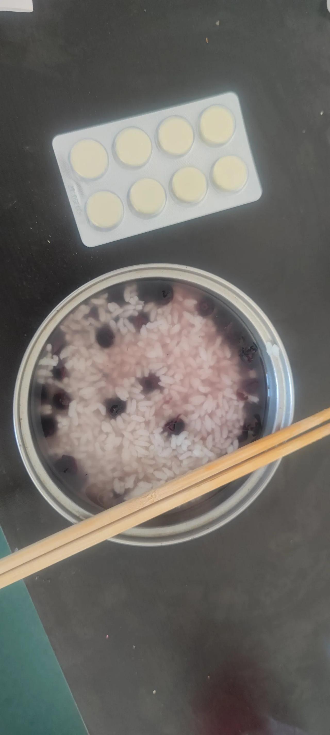 蓝莓早餐粥
用料，昨晚盒饭吃剩的米饭（一盒的四分之一），马上就要坏的蓝莓水底料，