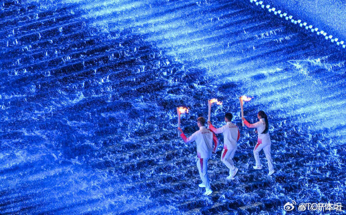 主火炬手蹚水传递火炬马琳全运会主火炬手 全运会开幕式主火炬手：马琳 陈若琳黄金宝