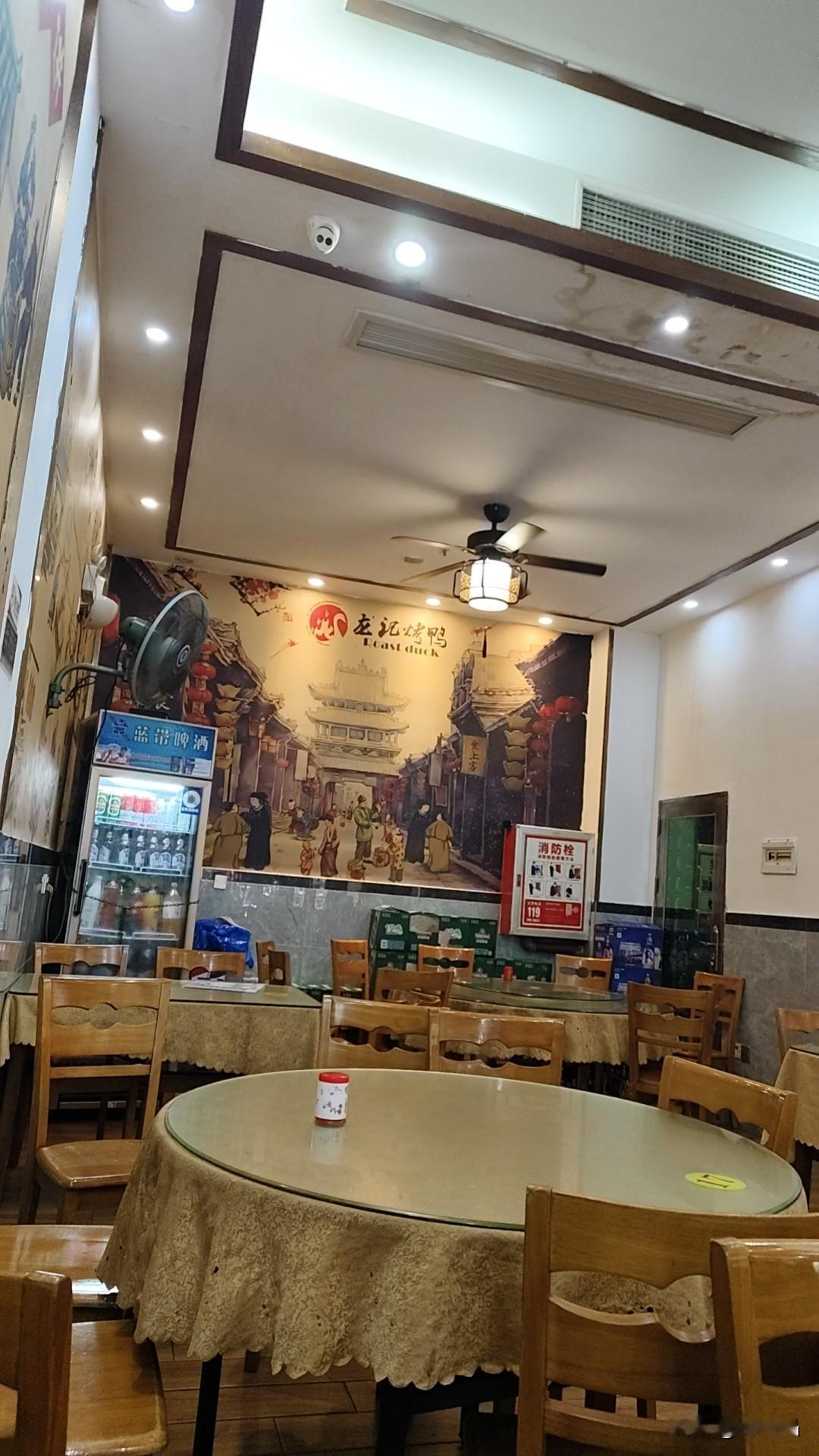 晒晒今日份的午餐:我最想吃的咸鱼茄子煲、鱿鱼堡、海南烤鸭双拼。午餐最喜欢的就是冬