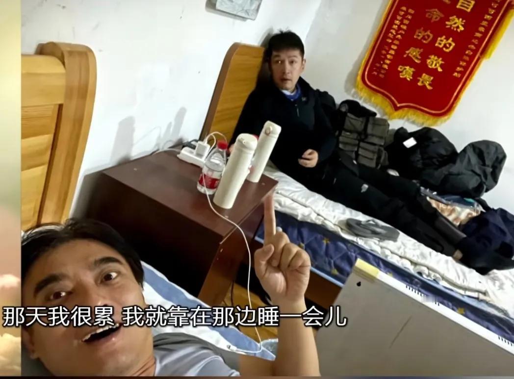 生活中的胡歌 陈龙
两位“十三点”老男人
图一 胡歌把拖鞋放床上是啥意思？
感觉