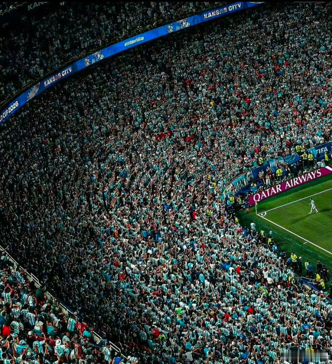重磅榜单出炉！卫报选出2026世界杯30张最佳照片，梅西角旗圣殿照排第一。画面出