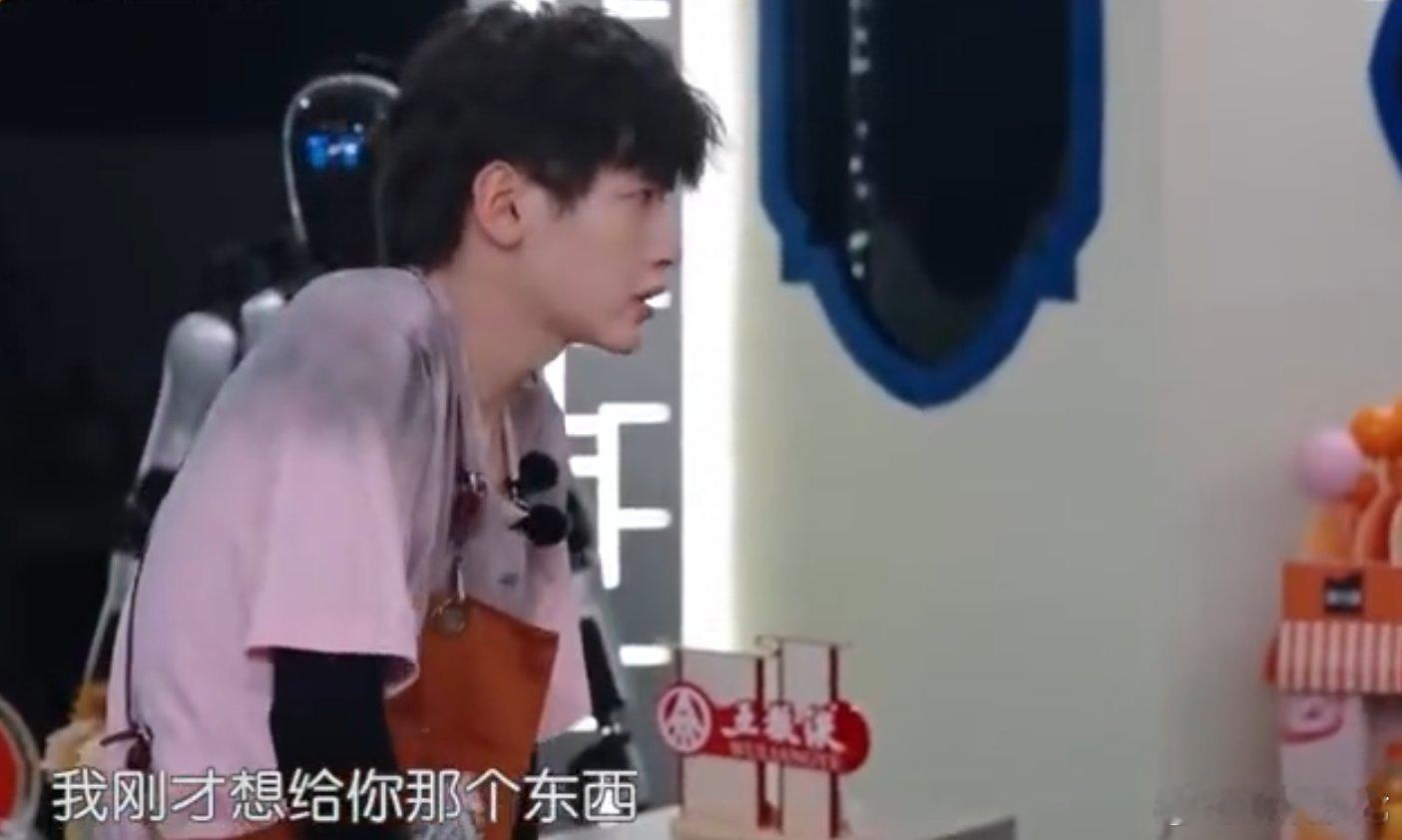 翟潇闻[超话]翟潇闻把姜妍油到了 翟潇闻是懂怎么把人油到的！假装摸来摸去半天，结