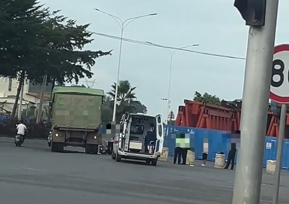 【玉林某医院铁路桥路口大车旁边盖挡板】

9月4日一大早，玉林市某医院铁路桥路口
