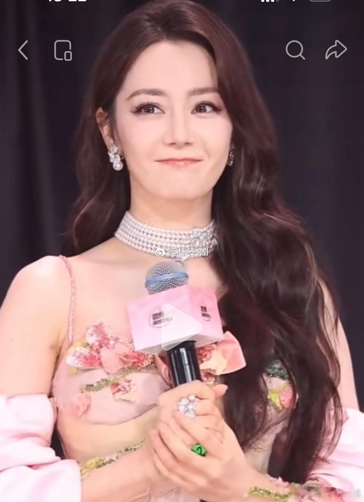 迪丽热巴给粉丝戴戒指好美啊好美啊，热巴每次的造型都特别美，特别惊艳，做她的粉丝真