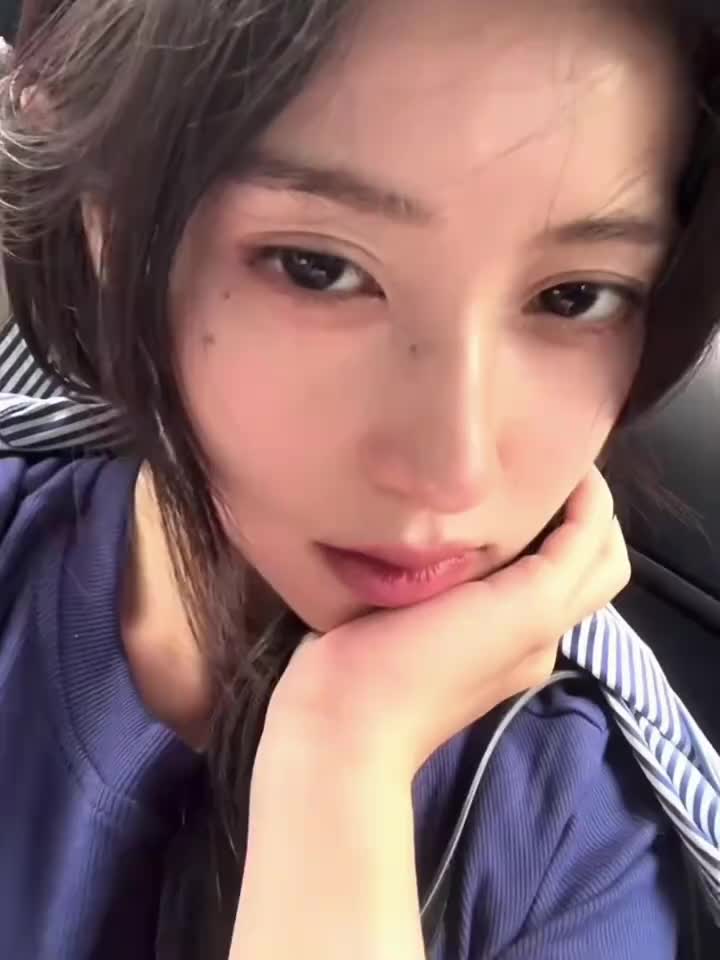 你应该要找一个跟你同样心软同样善良 看见你受苦也会心疼你的人
