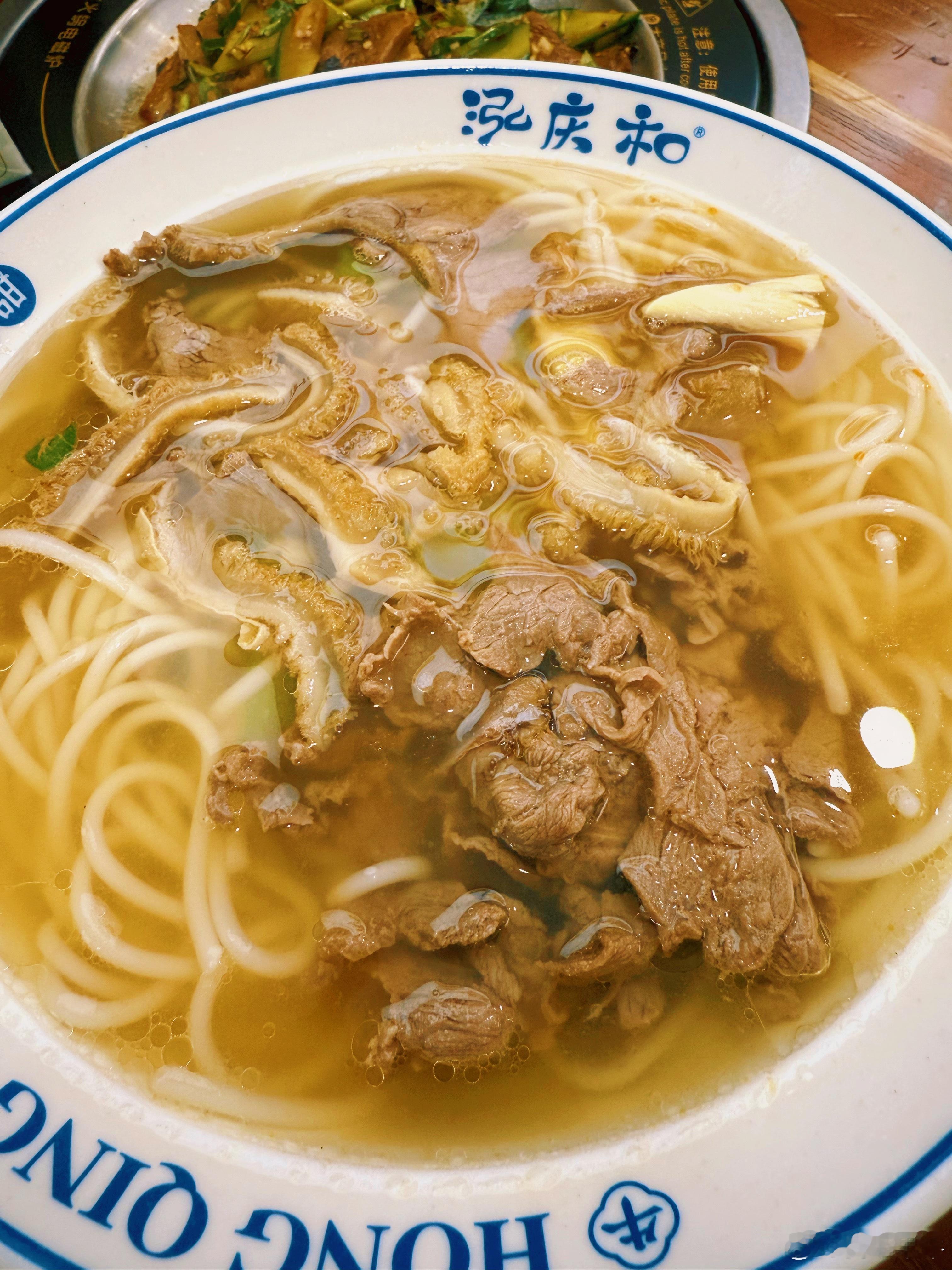 一碗清淡的牛杂粉，汤头清甜，牛杂份量也可以，冬天吃一碗暖胃暖身牛其林苹果牛