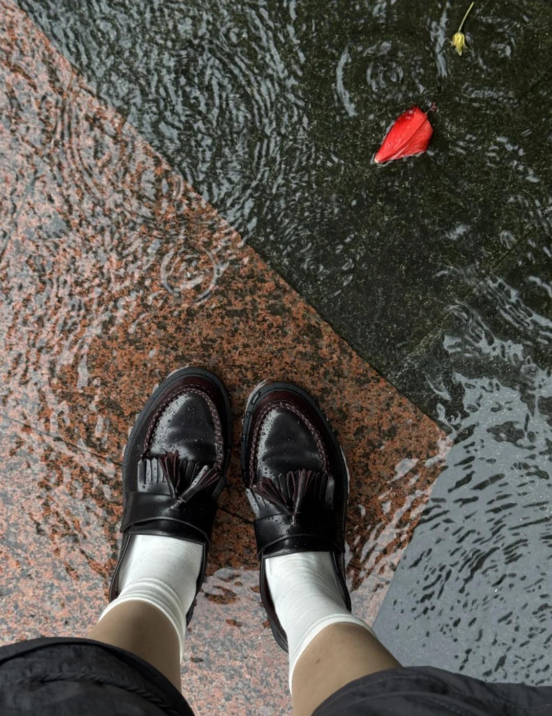 深圳大雨好适合穿马丁博士
最近深圳一直下雨🌧️
恰巧刚买了樱桃红乐福鞋
看了下