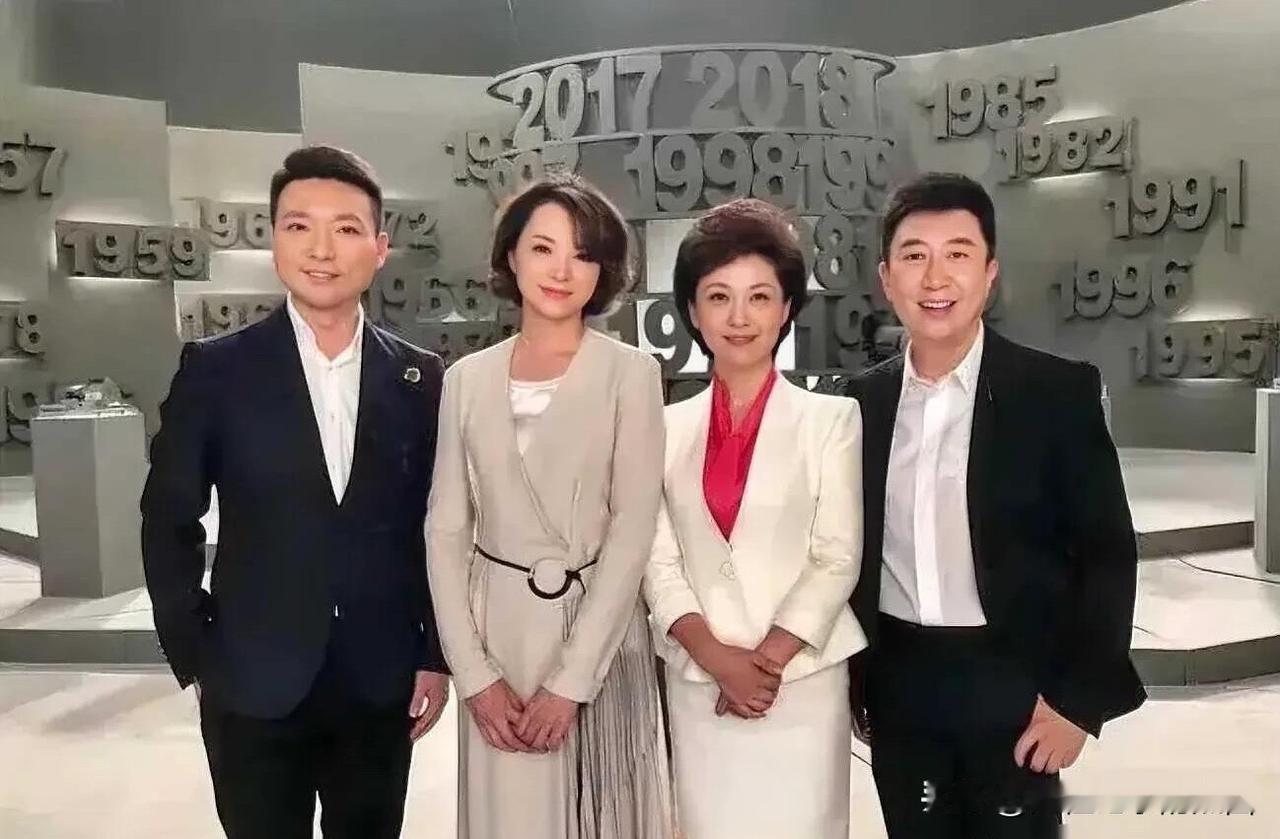 央视四位主持人的合影里长得最漂亮的是海霞，集美貌和才华于一身，颜值上高于董卿。但