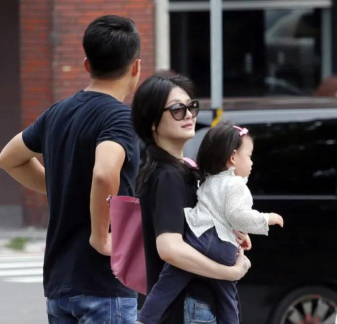 一天深夜，受失眠折磨大S接到前男友电话：“我们都爱看大女主般的S，你放过汪小菲，