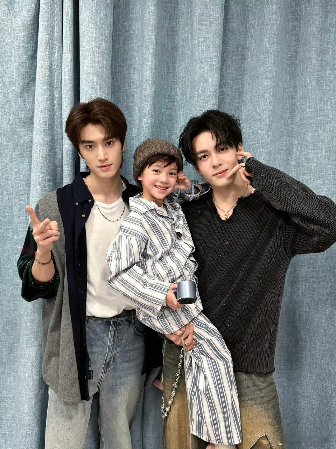 曾舜晞张康乐抱娃合照 救命！曾舜晞、张康乐和沐言的同框也太有爱了吧！两人抱娃的姿