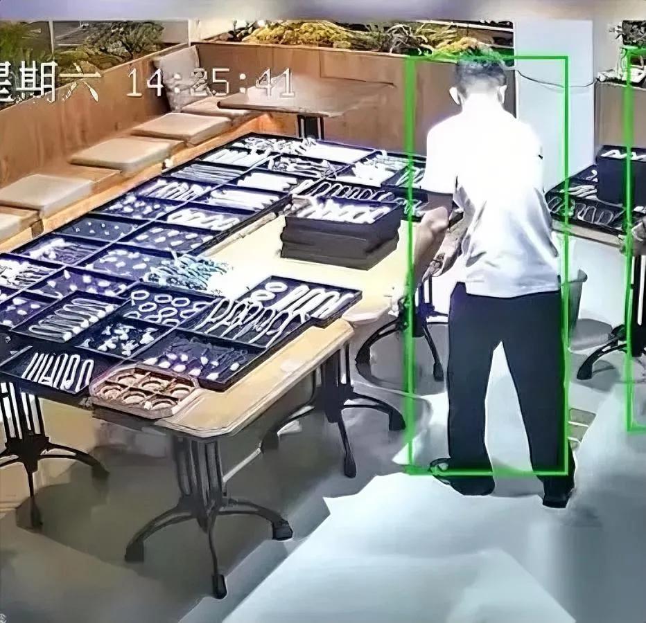小伙碰翻玉镯盘！

近50只镯子碎满地

苏州这一幕让人心颤：员工挪桌子时，价值
