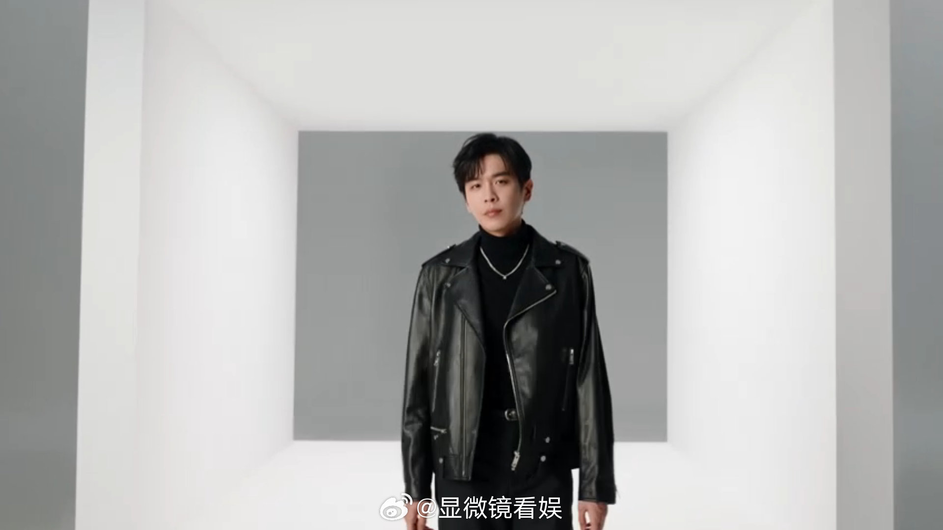 张若昀的每一步都好稳 无论是定格在短片中骑摩托的飒爽瞬间，还是展现出的阅读时的沉