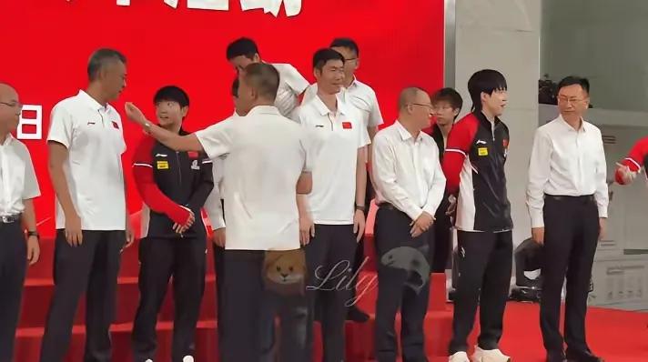 7月18日乒乓球项目真热闹，同时有三场活动，场下流量的竞技也很激烈，国乒团队北京