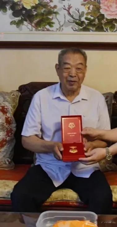 曾昭起，原山东省聊城地区冠县的县委书记，因当时冠县县委县政府完成上级布置的计划生