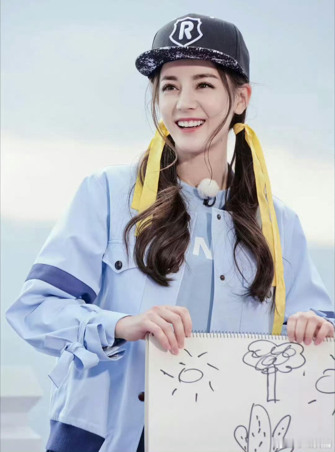 鹿晗迪丽热巴8年前的路透迪丽热巴美得摄人心魄，五官精致，气质独特，那模样至今让人